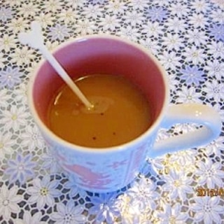 熱々の豆乳、きな粉、蜂蜜、コラーゲン入れコーヒー